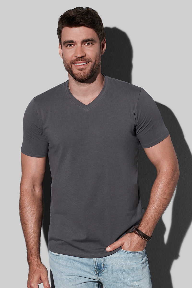 Clive V-neck - T-Shirt mit V-Ausschnitt für Herren model 2